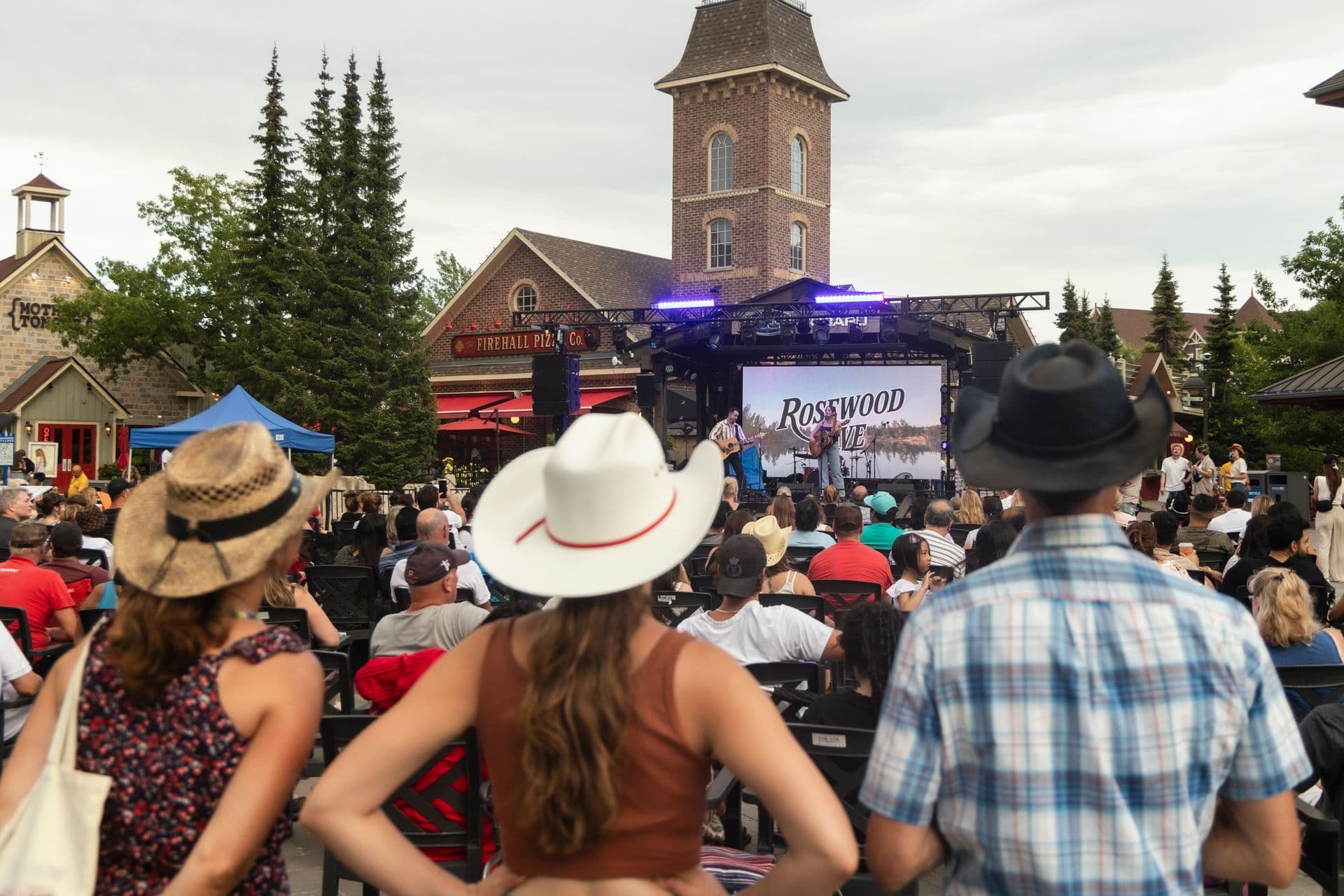 A photo of a group of visitors at Gone Country Weekend.