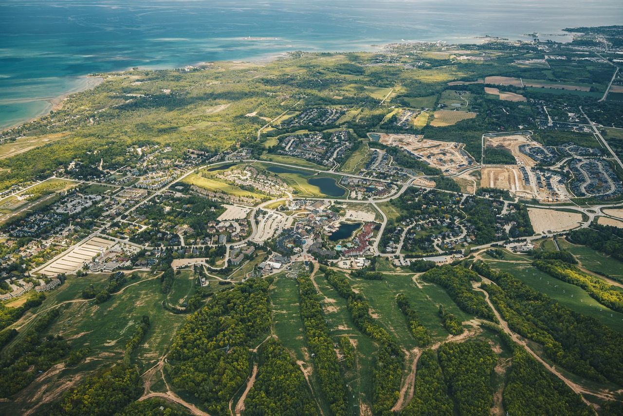 An aerial photo taken from above of the Blue Mountains. 